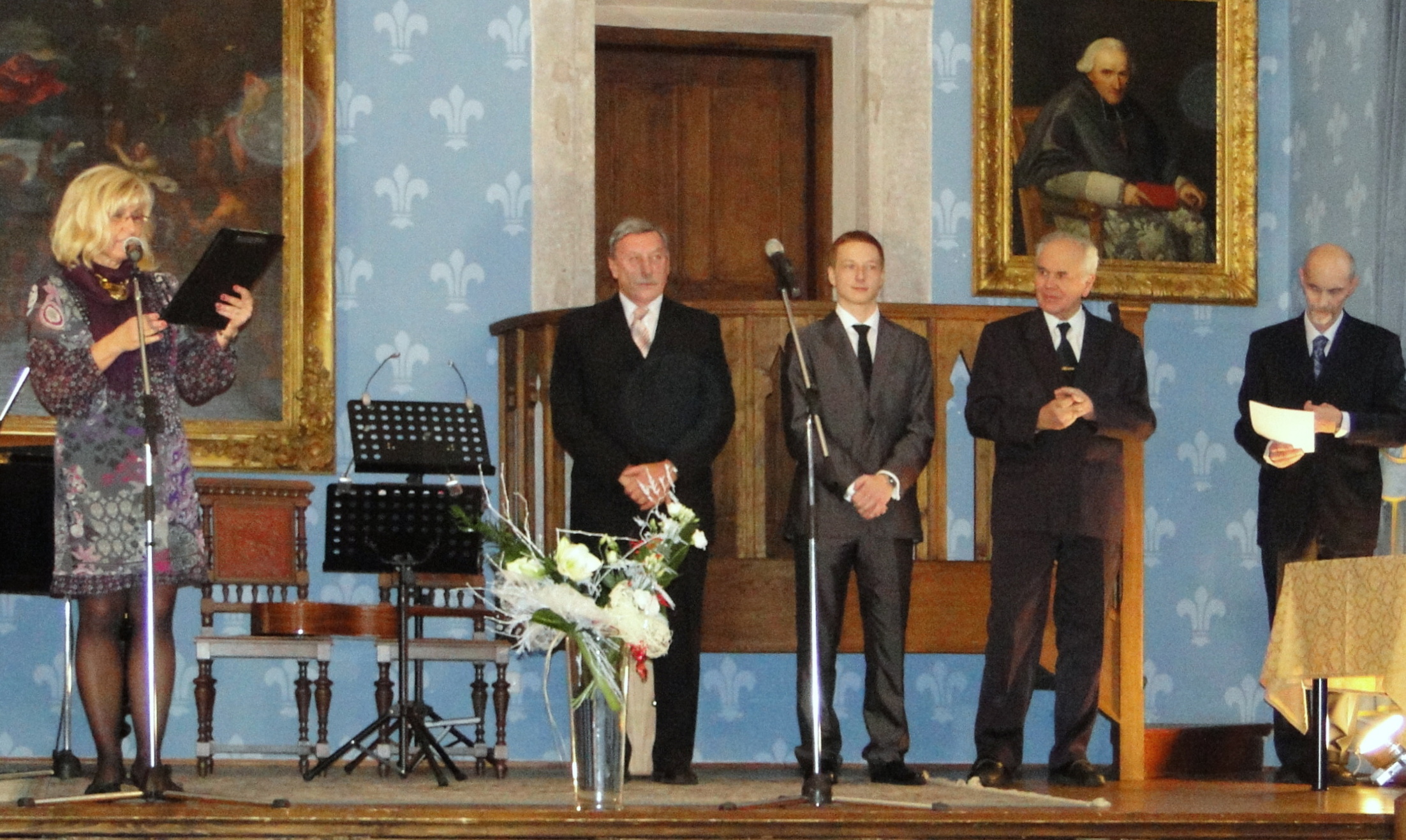 Udílení Cen Praemium Bohemiae v roce 2012 na zámku Sychrov. Zleva: J. Nývltová, moderátorka a hudebnice, Mgr. F. Horáček, předseda správní rady, J. Horáček, syn zakladatele, prof. B. Vybíral, organizátor akce, Ing. L. Šubert, jednatel správní rady